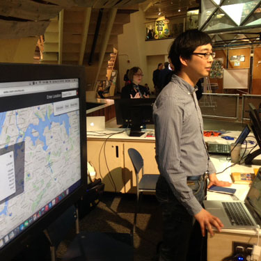Ilyun Koh demonstrating the SEDAC Population Estimation Service to attendees of the New York Hall of Science 
